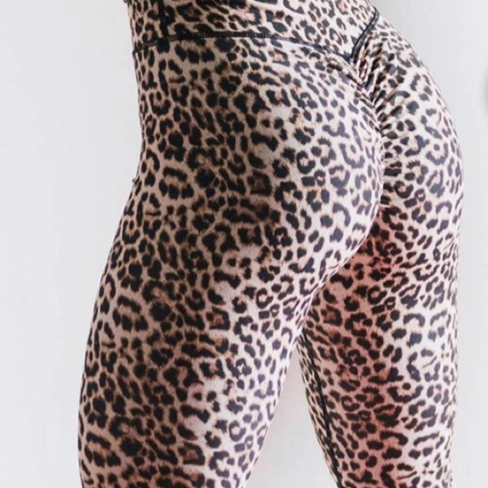 Scrunch bottom ZYIA Active Leggings, size 6-8